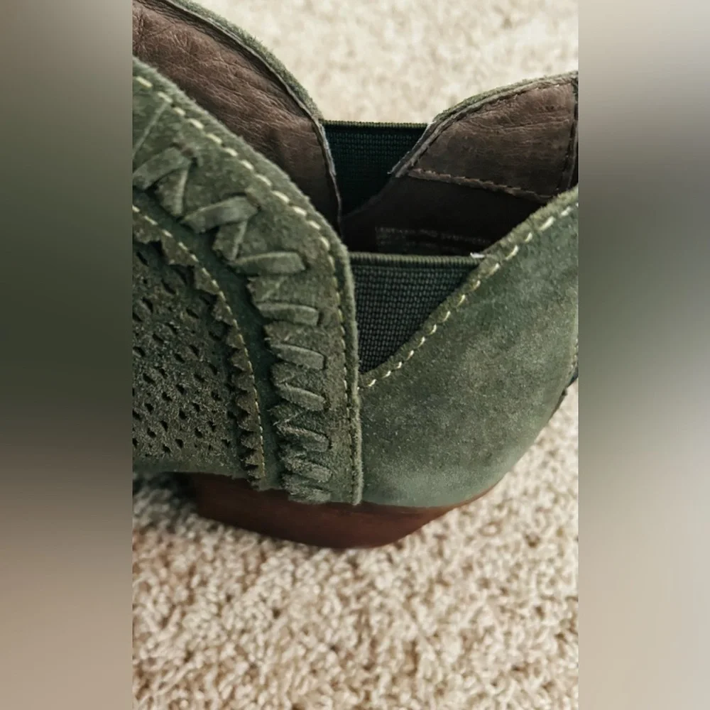 NIB Earth Origins Olive Green “Peak Perry” Perforated Suede Ankle Booties, 9M - Picture 14 of 16